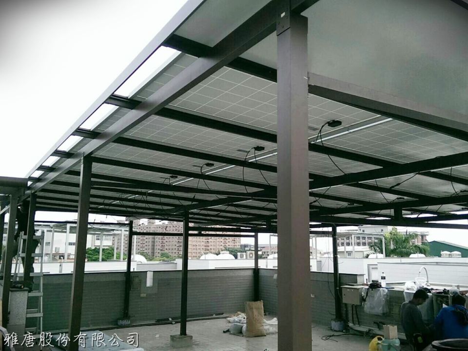 施工中的雅唐鋁合金太陽能遮雨棚架