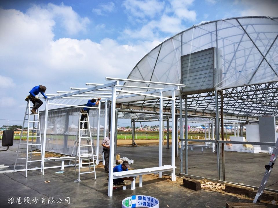 太陽能棚架專家打造的太陽能充電站施工過程